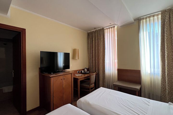 Room 95 of 233