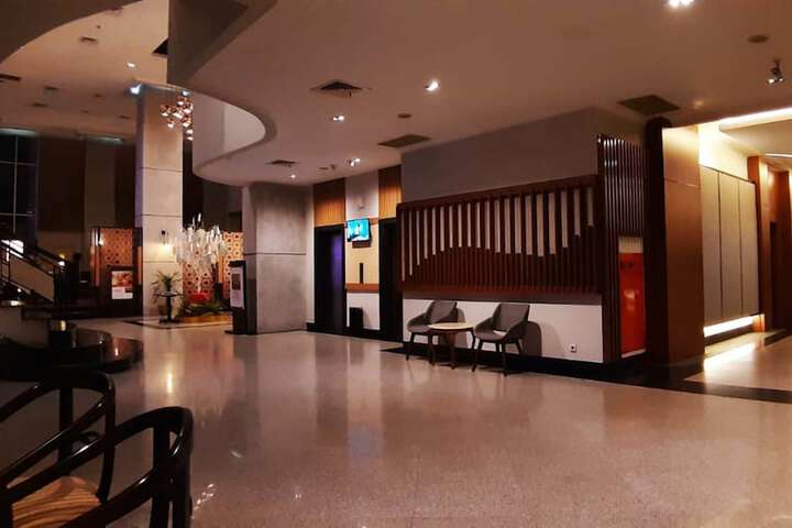 Entrance & Lobby