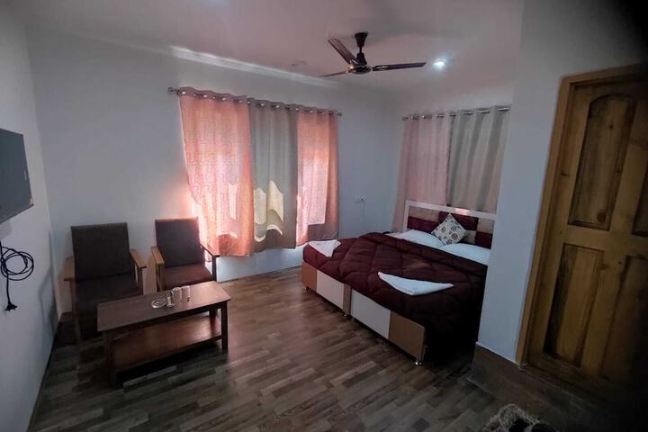 Room 4 of 8