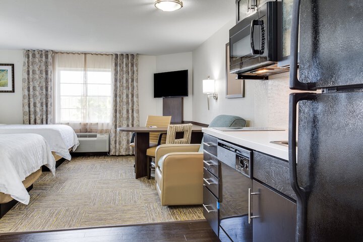 Studio Suite Queen Bed (7 of 17)