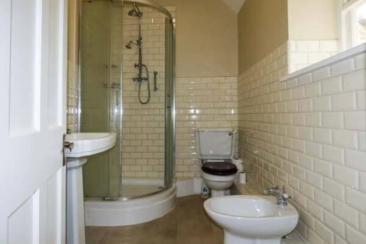 Room 7 of 18