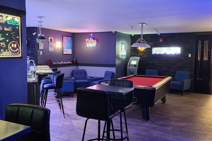 Lounge 25 of 31