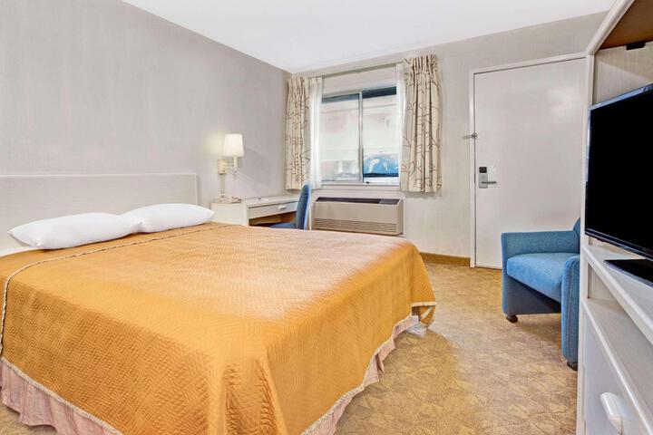 1 Queen Bed (18 of 35)