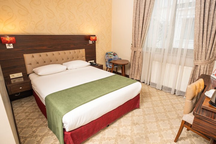 Room 32 of 94