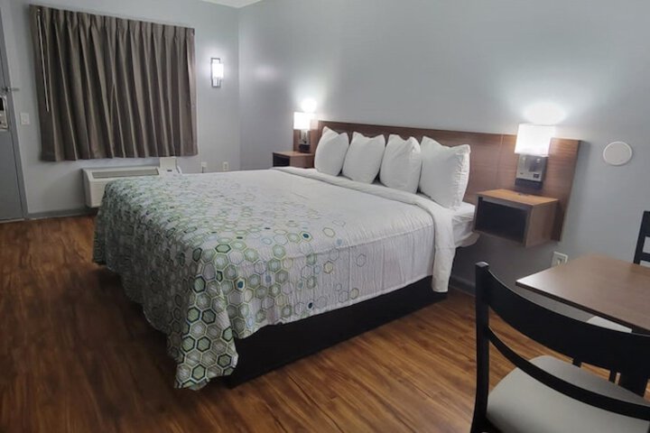 Studio King Bed (2 of 8)