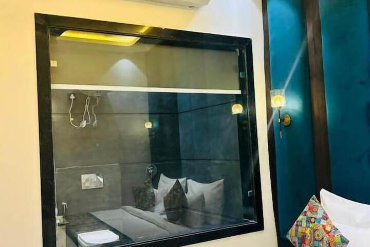 Room 11 of 28