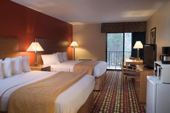 2 Queen Beds High Speed Internet Accessible Refrigerator, Coffee Maker Iron and Ironing Board Hairdryer Continental Breakfast (7 of 25)