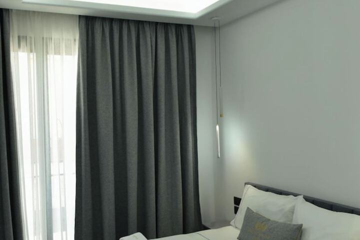 Room 4 of 164