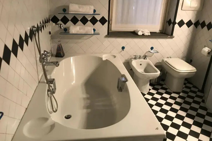 Room 8 of 12