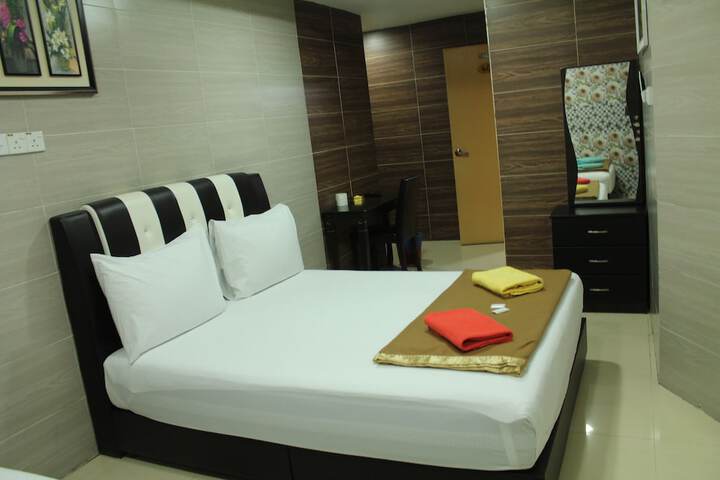 Room 10 of 32
