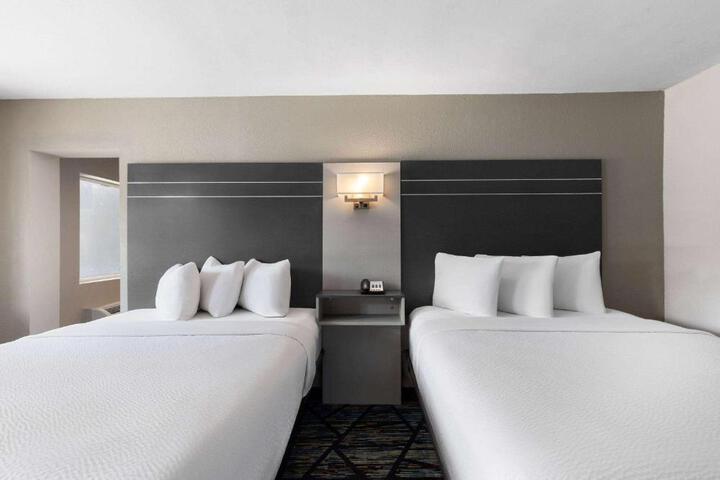 2 Queen Beds (10 of 22)