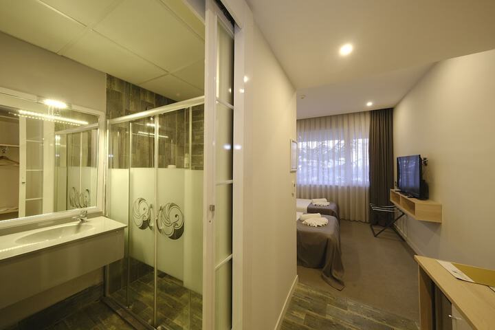 Room 4 of 10