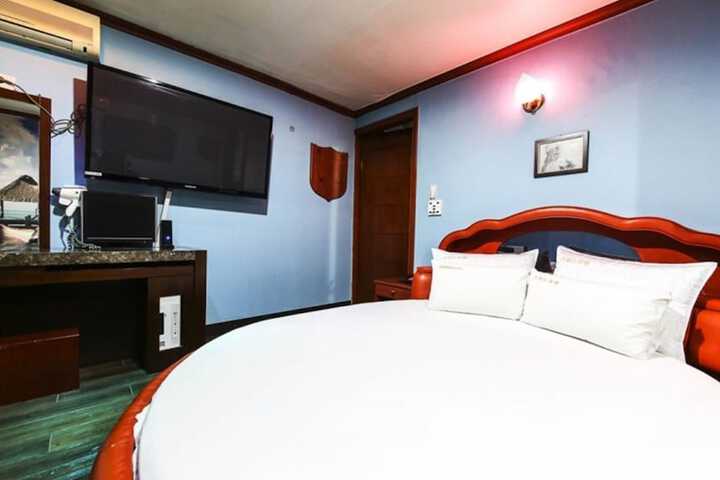 Room 10 of 34