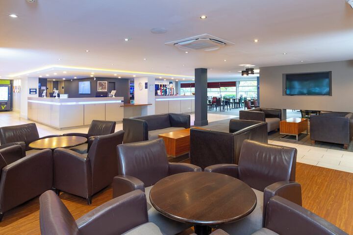 Lounge 34 of 60