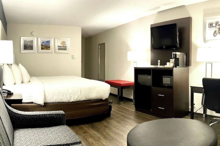 1 King Bed (1 of 7)