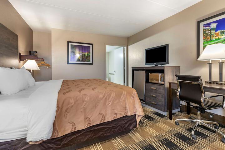 1 Queen Bed (22 of 23)
