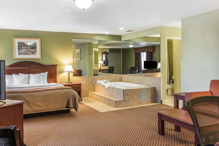 1 King Bed (5 of 11)