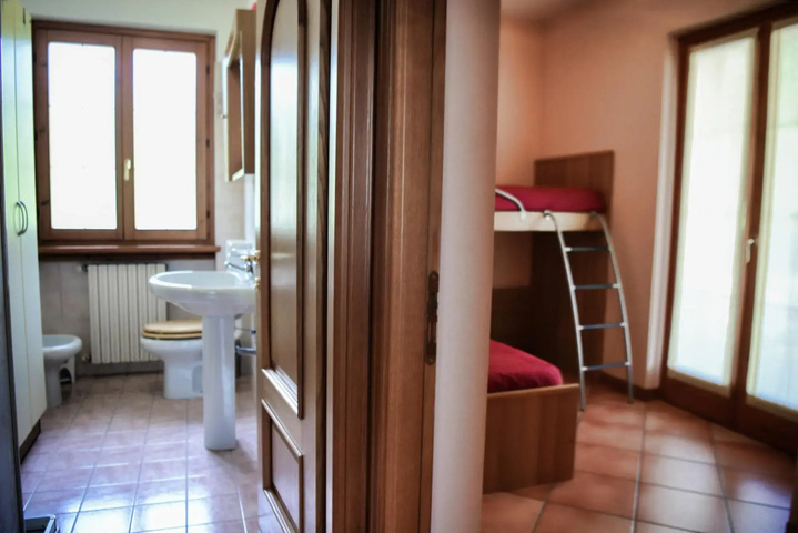 Room 7 of 16
