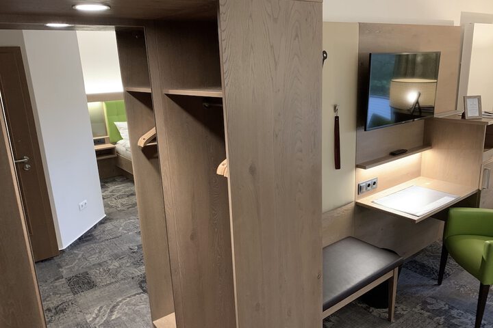 Room 53 of 102