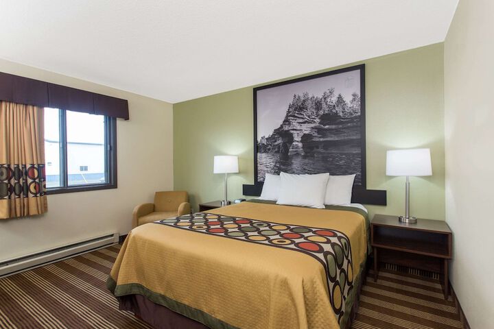 1 Queen Bed (1 of 14)