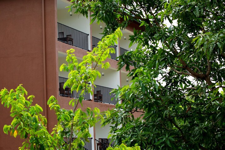 Hotel Exterior 42 of 49