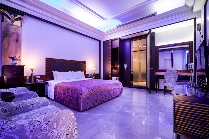 Room 35 of 83