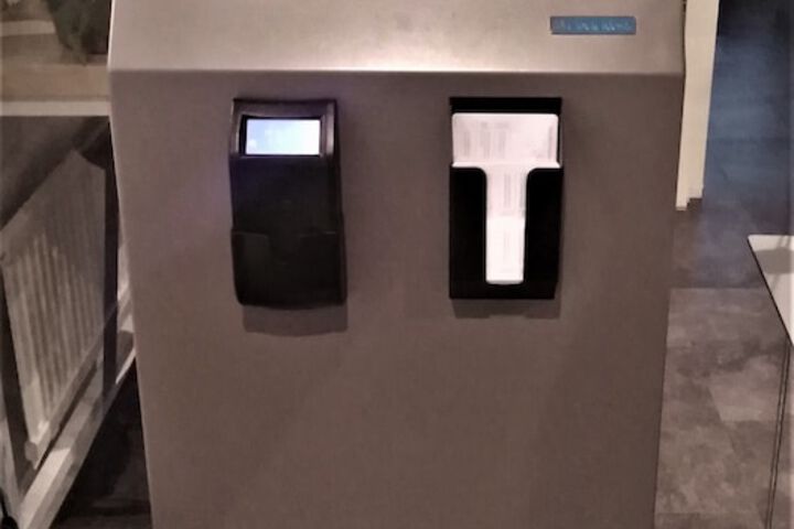 Check-in/check-out kiosk