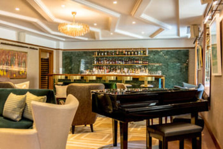Lounge 52 of 65