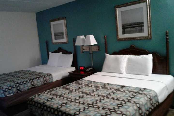 2 Queen Beds (1 of 12)