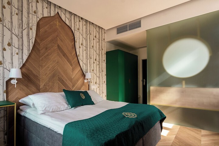 Room 16 of 37