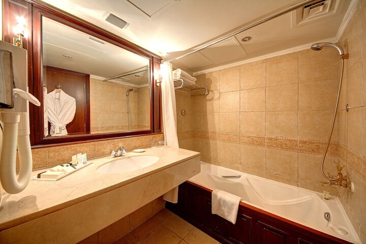 Room 42 of 95