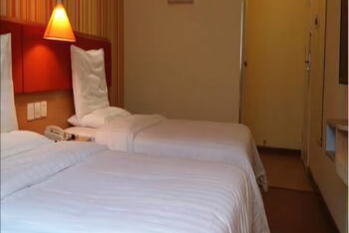 Room 2 of 8