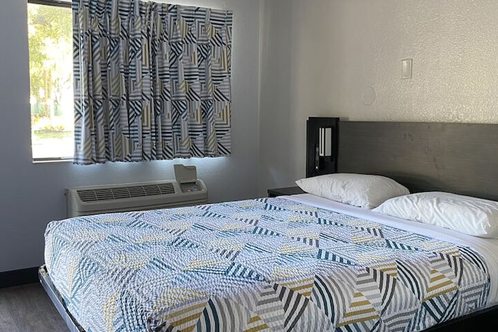 1 Queen Bed (15 of 21)