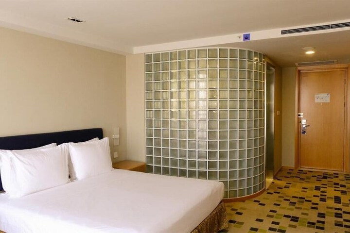Room 7 of 42