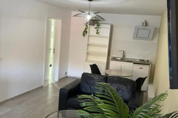 Room 5 of 12