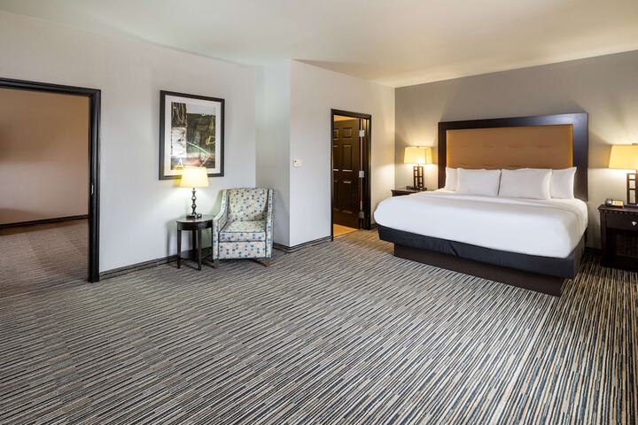 1 King Bed (6 of 17)