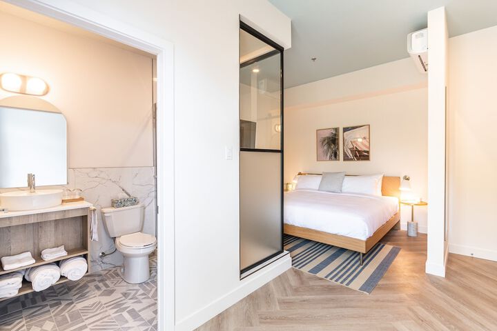 Panoramic Room 1 King Bed Lake View (16 of 20)