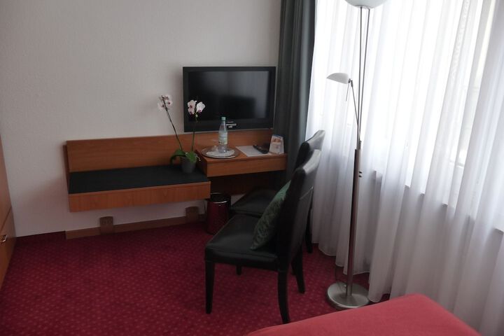 Room 16 of 38