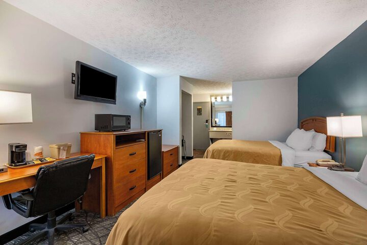 2 Queen Beds (12 of 14)