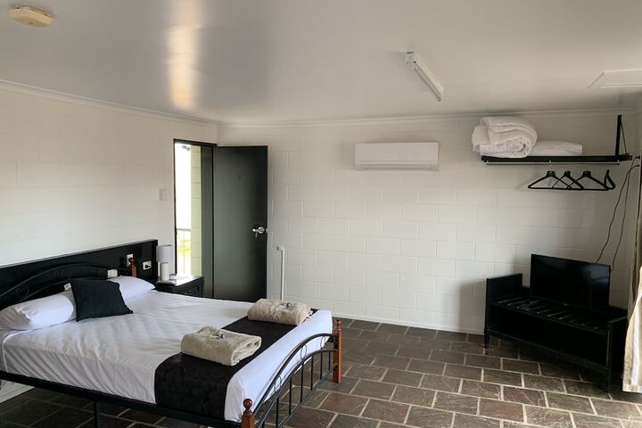 Room 27 of 85