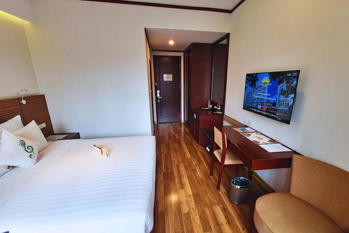 Room 16 of 100