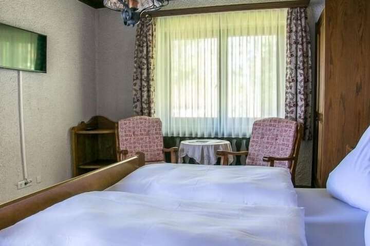 Room 5 of 33