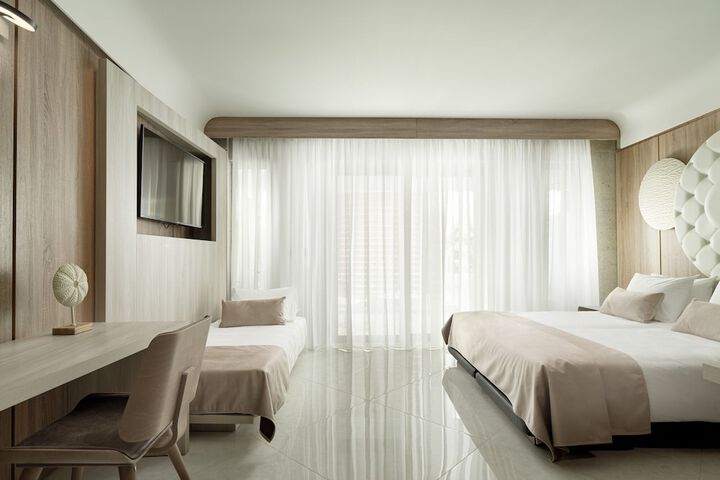 Room 14 of 136