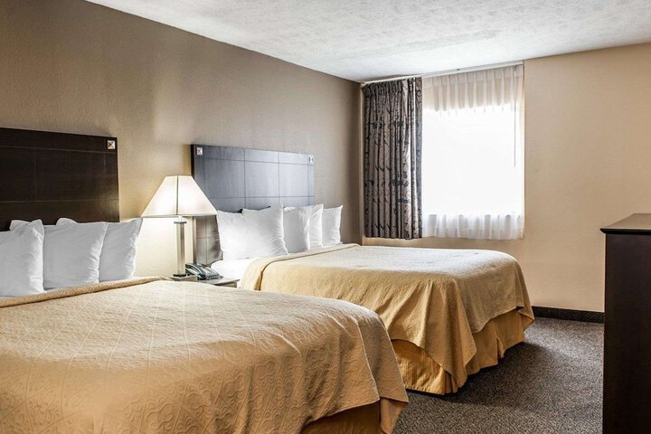 1 Queen Bed Accessible (4 of 18)
