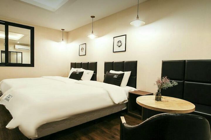 Room 10 of 18