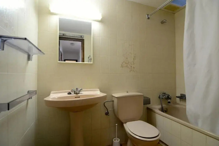 Room 7 of 16