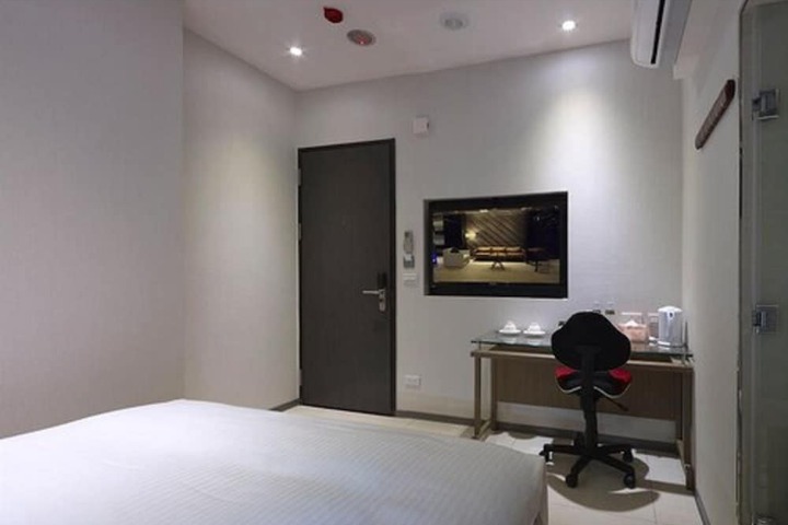 Room 16 of 36