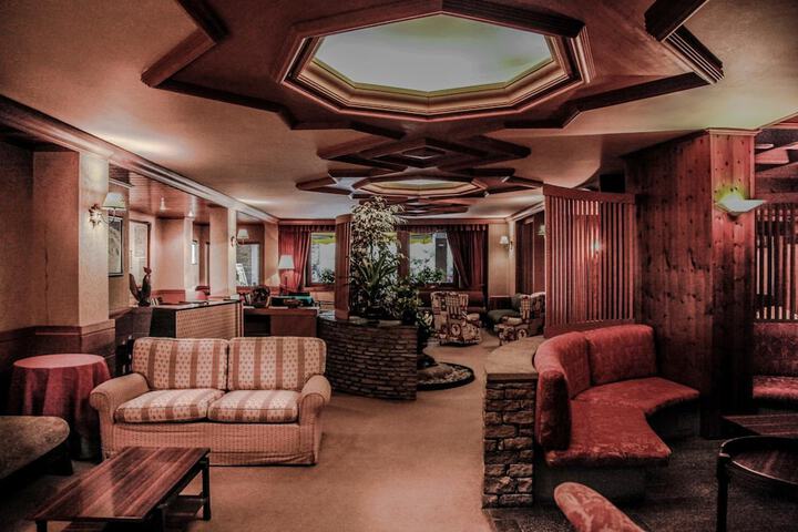 Lounge 45 of 57