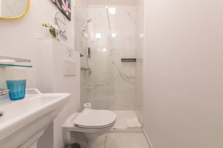 Room 152 of 185