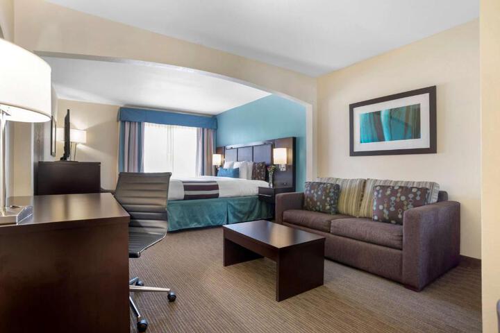 1 King Bed Microwave and Refrigerator Work Desk WiFi Full Breakfast (2 of 15)